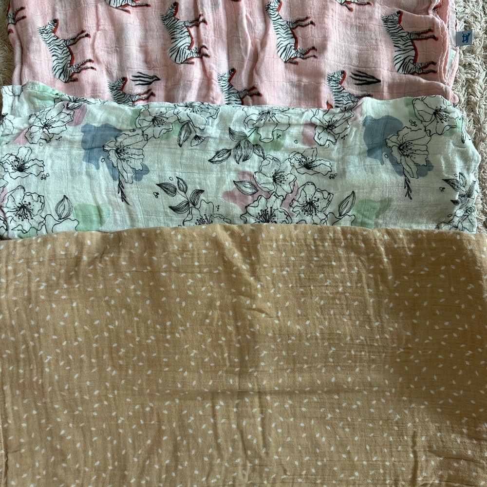 LITTLE UNICORN swaddle blankets